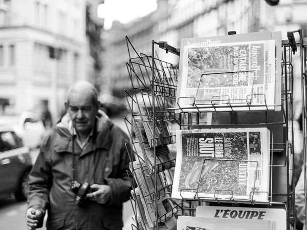 Senior man next to news from Spain about the Catalonia Referendu — Stock Photo, Image