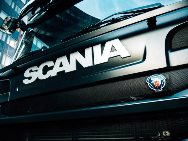 Scania Logotype на передней части грузовика G410 — стоковое фото