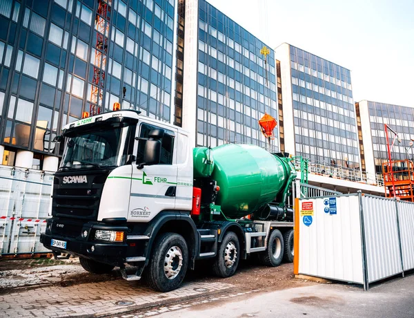 Camion malaxeur à ciment Scania sur chantier — Photo