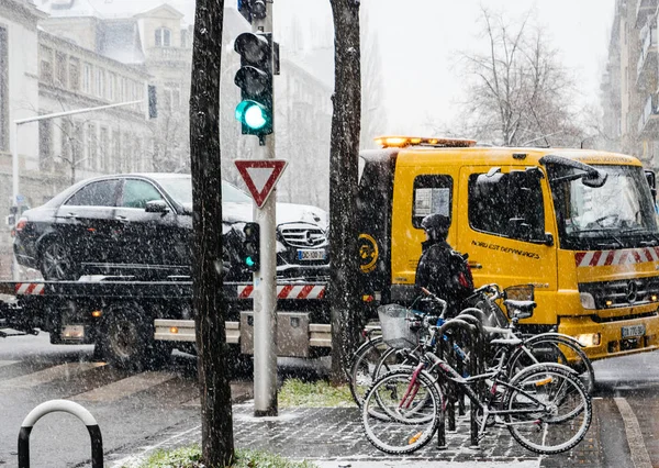 Mercedes-Benz і Citroen вулиці accdient буксирування вантажівки snowy день — стокове фото