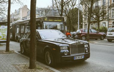 Yeni lüks Rolls-Royce Phantom limuzin Frangı sokaklarında