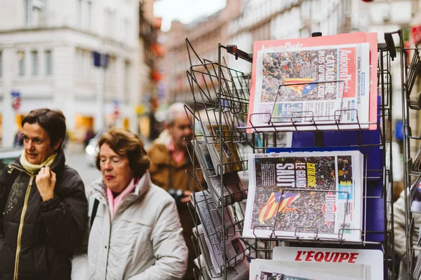 Senior vrouwen nieuws uit Spanje over het Referendum van Catalonië — Stockfoto