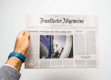 Frankfurter allgemeine zeitung Gazetesi Basın büfesinde featurin