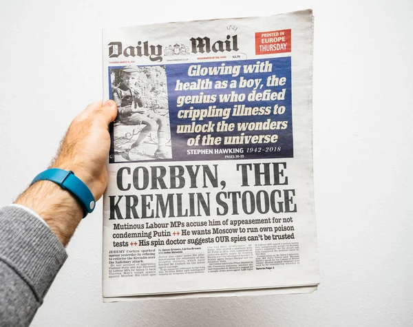 Mannenhand Britse Daily Mail krant met het portret van bedrijf — Stockfoto