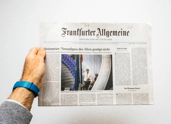 Frankfurter allgemeine zeitung Gazetesi Basın büfesinde featurin — Stok fotoğraf