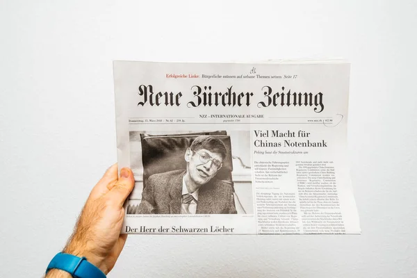 Periódico sobre Stephen Hawking Muerte en la primera página retrato — Foto de Stock