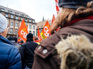 Fransız Sokağı protesto gösteri insanlar agai kırmızı Cgt bayraklar