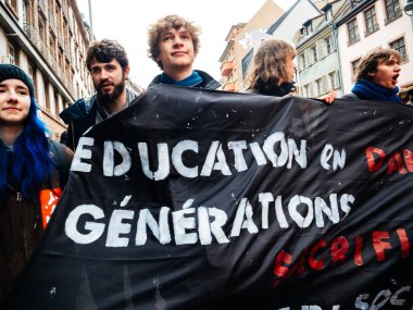 Gençler Eğitim tehlike içinde Fransa afişini protesto 