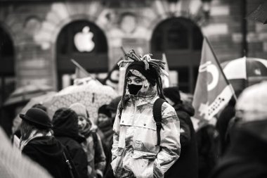 Genç oby maskesi siyah ve beyaz giyen Fransa protesto 