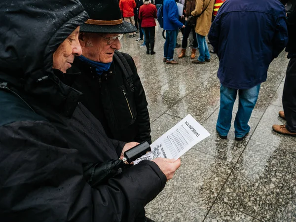 Senior couple reading manifest at protest in France — Stock Photo, Image