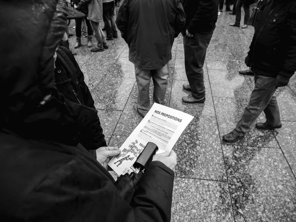 Seniorenpaar liest Manifest bei Protesten in Frankreich — Stockfoto