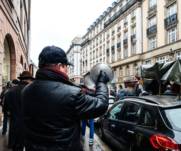 Hombre mayor haciendo ruido en protesta desde pan — Foto de Stock