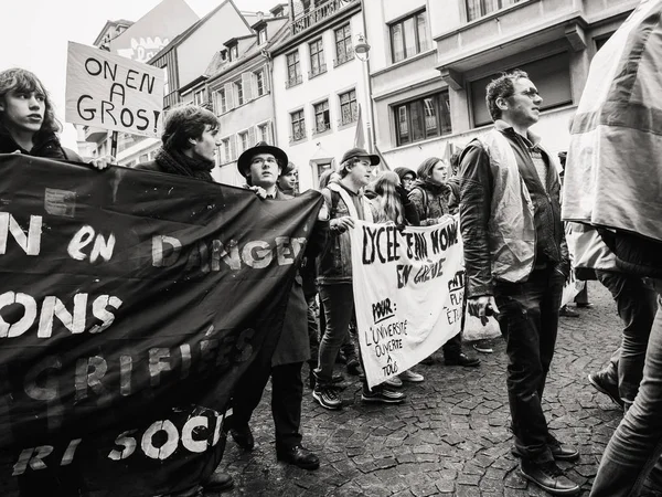 若者が抗議のプラカードをフランスの危険に教育 — ストック写真