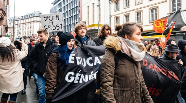 Mladí lidé vzdělání v nebezpečí ve Francii cedulky na protest — Stock fotografie
