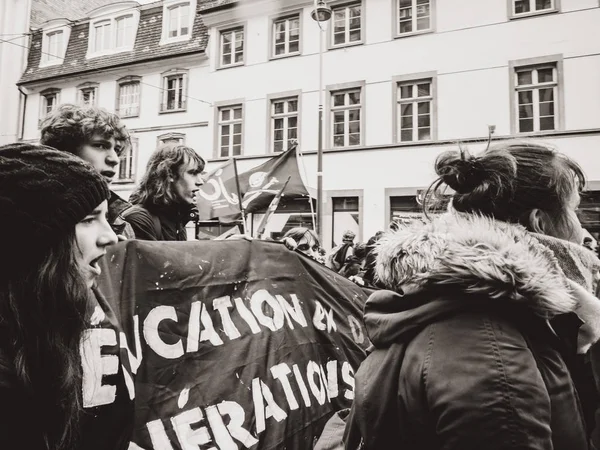 Ausbildung junger Menschen in Frankreich gefährdet Plakat bei Protesten — Stockfoto