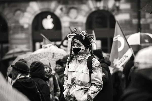 Young oby at protest in France wearing mask black and white — Stock Photo, Image