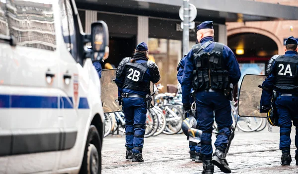 Polisen övervakning protest i Frankrike på gatan — Stockfoto