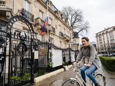 Rus Konsolosluğu Embassy yas kurbanların yanında genç kız