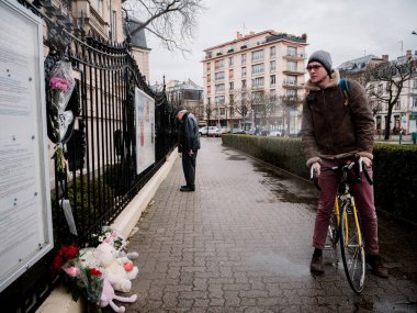 Rus Konsolosluğu Embassy yas kurbanların - m okuyan kişiler