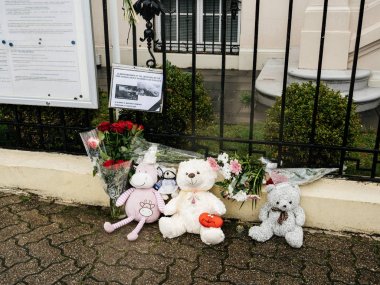 Rus Konsolosluğu Embassy yas Zimnyay ateş kurbanlarının