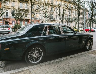 Yeni lüks Rolls-Royce Phantom limuzin Frangı sokaklarında