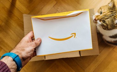Adam unboxing Amazon.com karton bir sürpriz zarf içeren