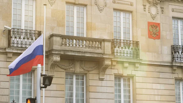 Прапор Росію летить приспущені, на російського посольства-консульства — стокове фото