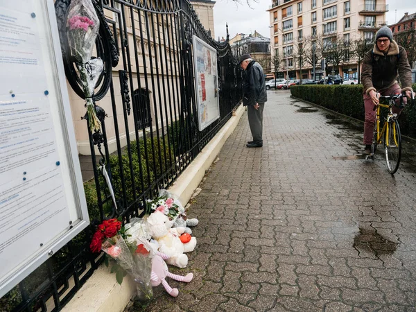 Russisches Konsulat trauert um Opfer - Menschen lesen — Stockfoto