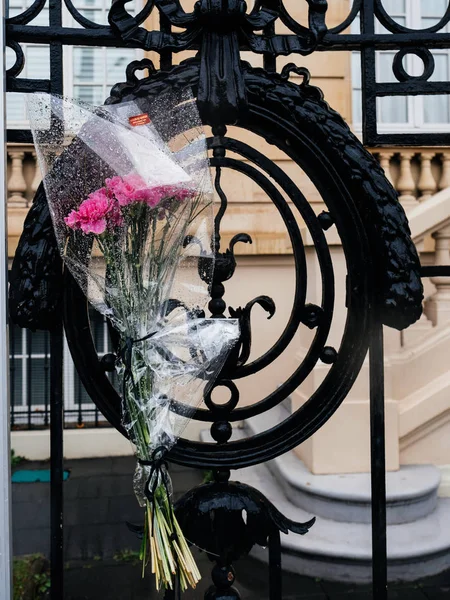 Flores en el Consulado de Rusia Embajada de duelo de las víctimas de fuego — Foto de Stock