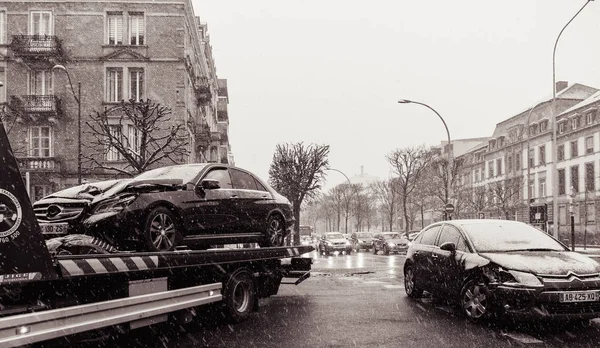 Mercedes-Benz och Citroen street accdient tow lastbil snöig dag — Stockfoto