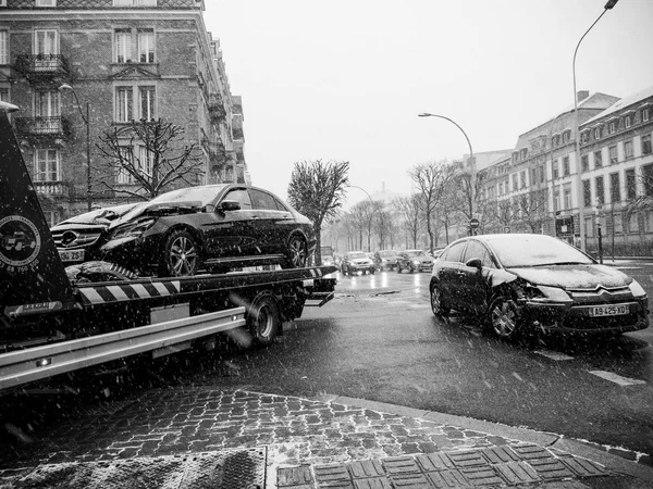 メルセデス ・ ベンツとシトロエン通りの accdient 牽引トラック雪の日 — ストック写真