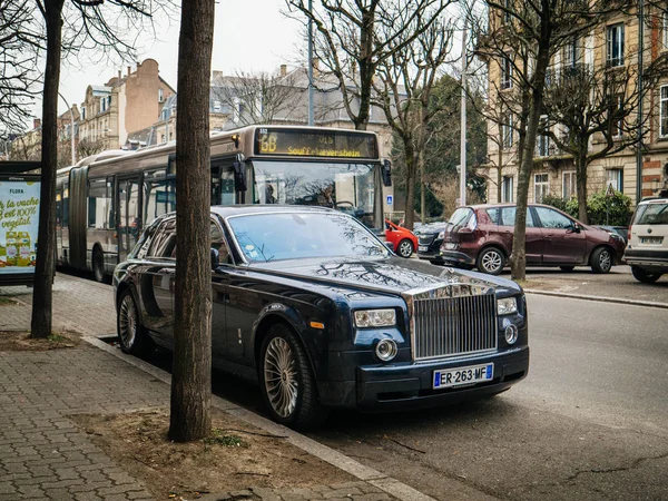 Yeni lüks Rolls-Royce Phantom limuzin Frangı sokaklarında
