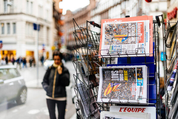 Pedestrians next to news from Spain about the Catalonia Referend — Stock Photo, Image