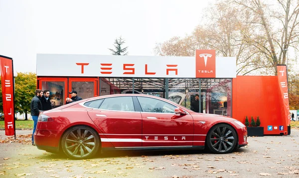 Novo showroom Tesla Model S estacionado em frente ao showroom vermelho — Fotografia de Stock