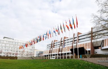 Avrupa Konseyi Strasbou içinde vasıl yarıya uçan Rusya bayrağı