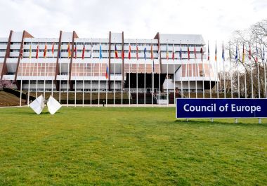 Strasbourg Avrupa Konseyi ile Rus bayrağı yarıya
