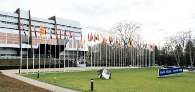 Strasbourg Avrupa Konseyi ile Rus bayrağı yarıya