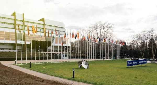 Consiglio d'Europa a Strasburgo con bandiera russa a mezz'asta — Foto Stock