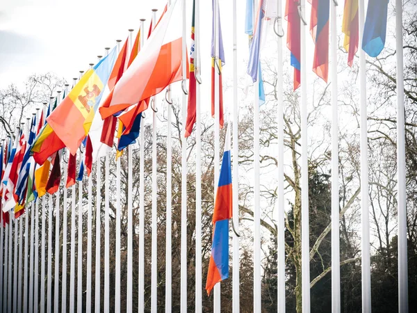 Bandera de Rusia enarbolando medio mástil en el Consejo de Europa en Strasbou — Foto de Stock