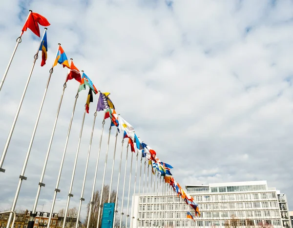 Vista dal basso di tutti i paesi dell'Unione europea bandiere a mezz'asta — Foto Stock