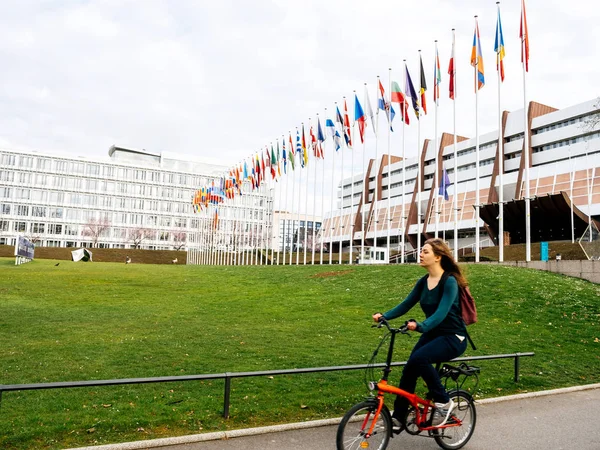 Kobieta na rowerze w Radzie Europy w Strasburgu — Zdjęcie stockowe