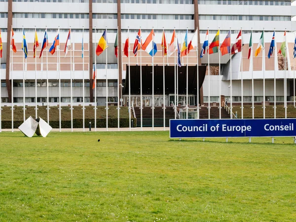 Avrupa Konseyi Strasbou içinde vasıl yarıya uçan Rusya bayrağı — Stok fotoğraf