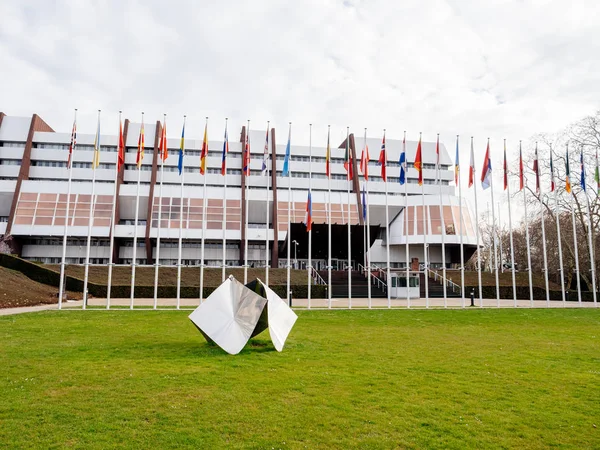 Rada Evropy se ruská vlajka létající špatném — Stock fotografie