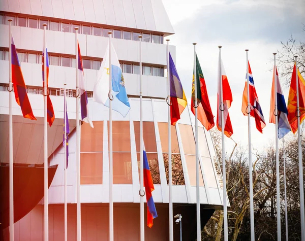 Bandeira da Rússia que arvora meio mastro no Conselho da Europa em Strasbou — Fotografia de Stock