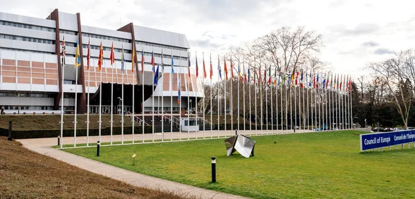 Consiglio d'Europa a Strasburgo con bandiera russa a mezz'asta — Foto Stock