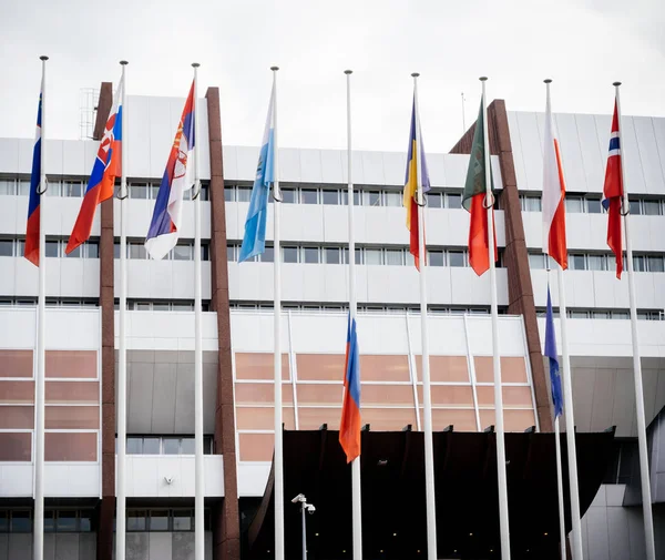 Bandeira da Rússia que arvora meio mastro no Conselho da Europa em Strasbou — Fotografia de Stock