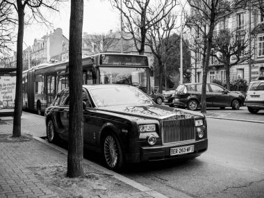 Yeni lüks Rolls-Royce Phantom limuzin Frangı sokaklarında