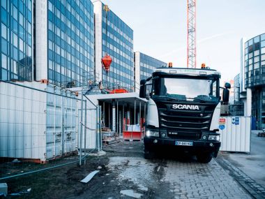 Scania kamyon Mikser römork inşaat sahasında 