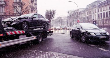 Mercedes-Benz ve Citroen sokak accdient çekici kamyon karlı gün 