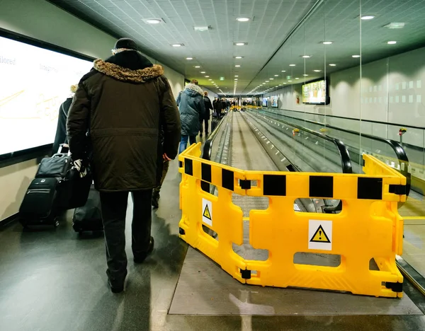 Escena del aeropuerto con trabajadores de la pasarela móvil de Schindler — Foto de Stock